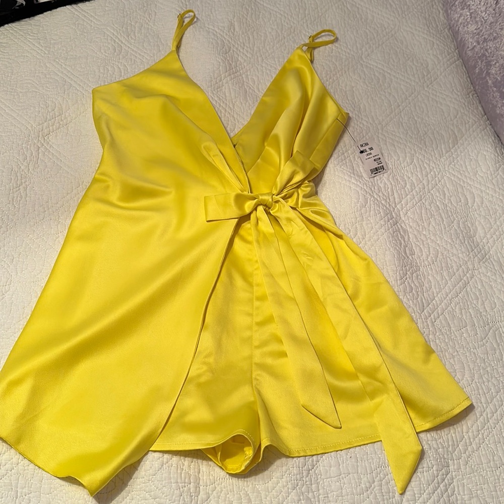 AKIRA YELLOW ROMPER SIZE MEDIUM